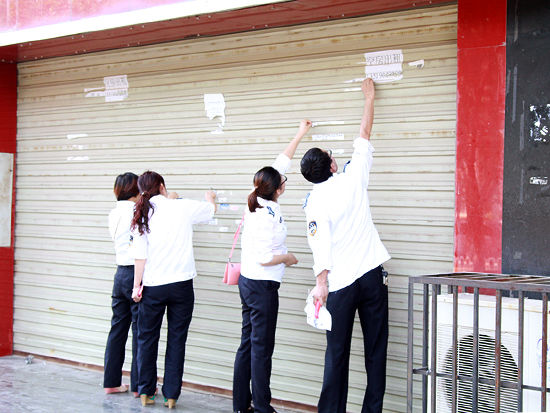 庆阳西峰区开展地毯式小广告清理整治活动-