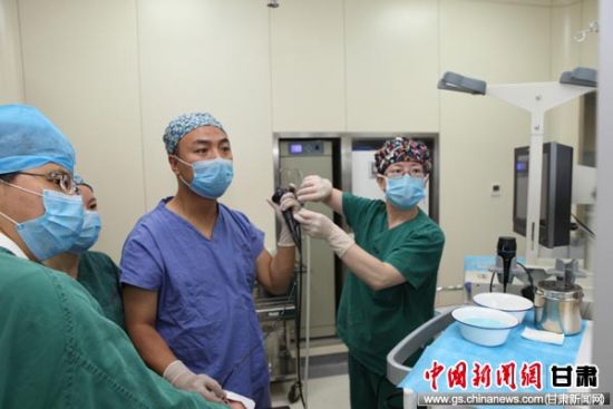 甘肃省妇幼上演 生死时速六小时 异物卡喉患儿