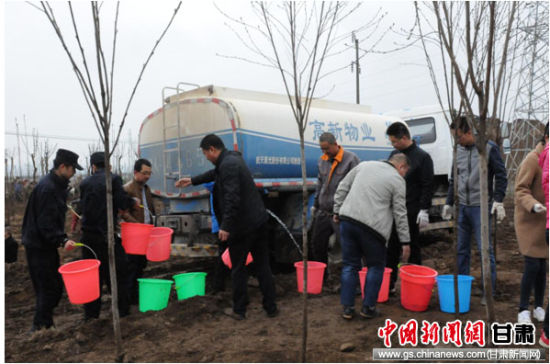 兰州高新区组织开展义务植树活动(图)-甘肃新闻