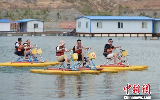 游客选择甘肃省刘家峡水库的水上娱乐项目消夏避暑。　史有东 摄