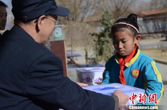 近日，维吾尔族姑娘努尔彦委托昔日帮助过他的恩人将几十份学生用品大礼包，送给甘肃张掖甘州区一所农村小学的孩子们，她希望通过此举把这份爱心传递下去。　崔琳　摄