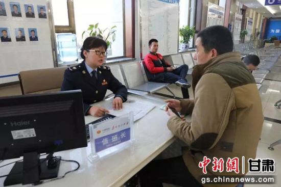 图为纳税人在肃州区办税服务厅咨询税收优惠政策。