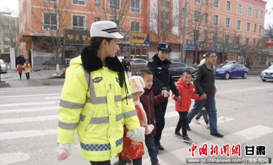 会宁县公安局全面加强护学岗强化校园安全