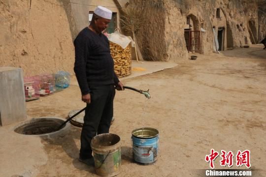 平凉市崆峒区新庄湾村把人饮水送到了村民的院子里。 张海民 摄