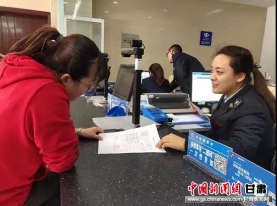 纳税人在华池县办税服务厅办理纳税申报。