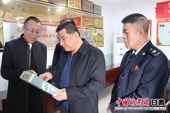 庆阳市税务局局长李涛带队在西峰制药有限责任公司调研。