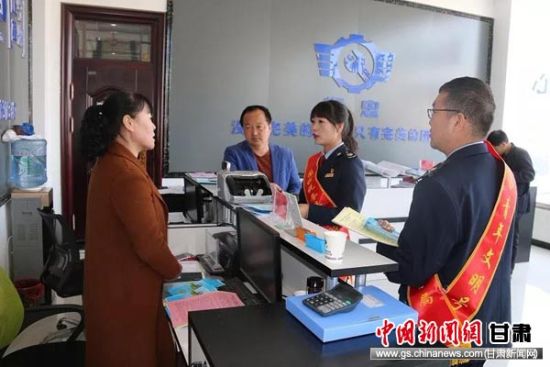 正宁县税务局工作人员深入振忠维修有限公司开展政策宣传辅导。