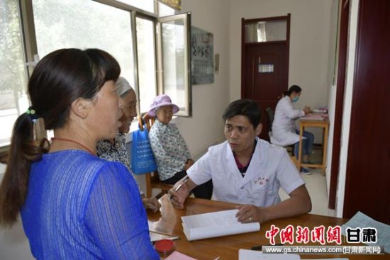 图为瓜州镇妇女进行两癌筛查登记。