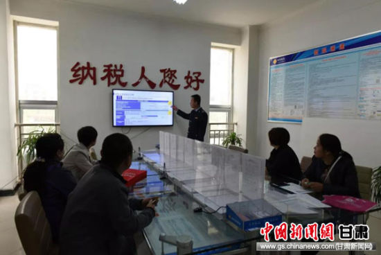 肃州区税务局在办税厅人员高峰期推出“即时小课堂”，利用纳税人候时间讲解申报重点。