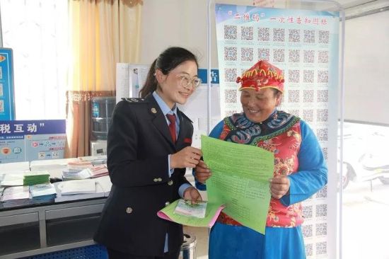 卓尼县办税服务厅工作人员为前来报税的藏族纳税人提供“双语”辅导(孟瑛 摄)