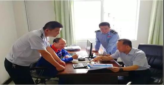 陇南市税务人员向陇南祁连山水泥有限公司送上减税降费“明白卡”。