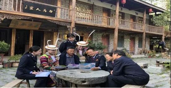 文县税务局减税降费“春风号”开进白马藏乡。