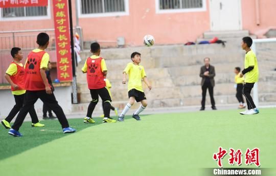 5月15日，参加2019年甘肃省青少年校园足球夏令营的青少年运动员在兰州榆中绿茵场上竞技。(资料图) 杨艳敏 摄