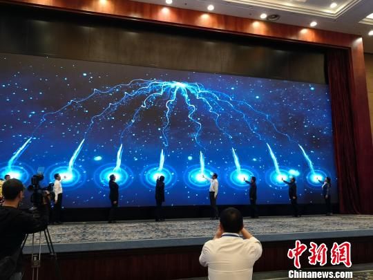 图为甘肃省大数据应用技术行业协会正式成立。　杜萍 摄
