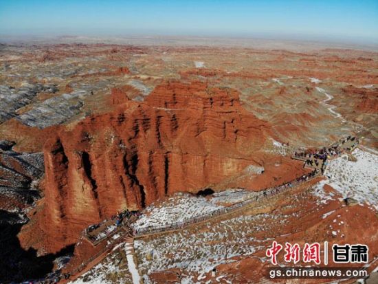 11月中旬，冬日雪后的甘肃张掖平山湖大峡谷吸引游客。杨艳敏 摄