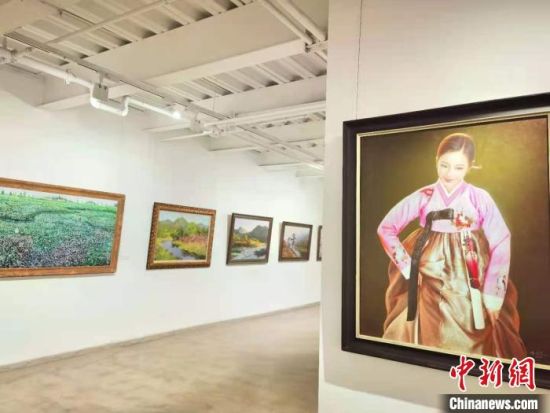 图为“惟美无界―当代朝鲜油画名家精品展”展出作品。　史静静 　摄