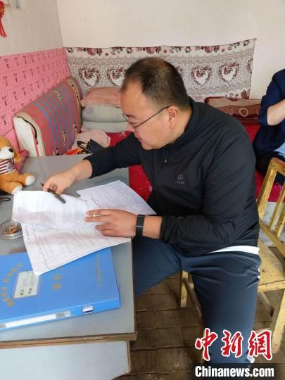 2019年7月17日，邱军在填写“两不愁、三保障”核查表。(资料图) 华池县委宣传部供图