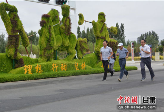 庆祝“八一”建军节 甘肃瓜州万人参与徒步比赛