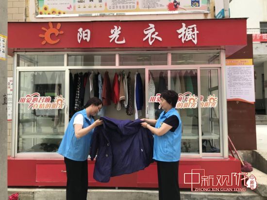 图为7月中旬，甘肃陇南市成县黄渚镇清水村的“阳光衣橱”，志愿者们整理衣物。