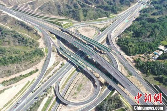图为甘肃境内的高速公路。(资料图) 甘肃省交通运输厅供图