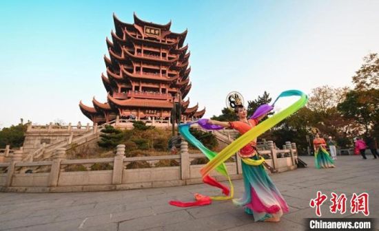 图为“飞天仙子”身轻如燕，舞动火焰绸，十分飘逸灵动。　甘肃省文化和旅游厅供图