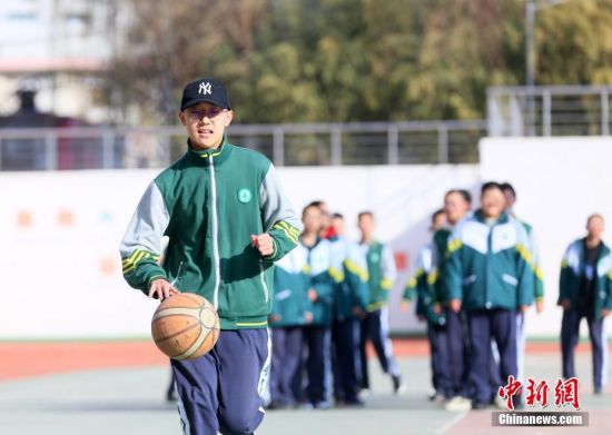 11月29日，甘肃省兰州市城关区兰州外国语高级中学，学生在室外上体育课。