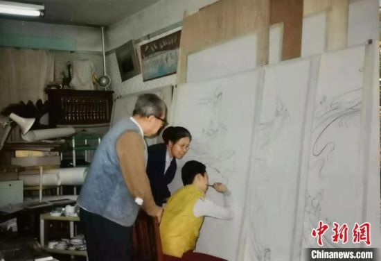 图为幼年时的常飞在祖父祖母常书鸿、李承仙的指导下绘画。(资料图) 受访者供图