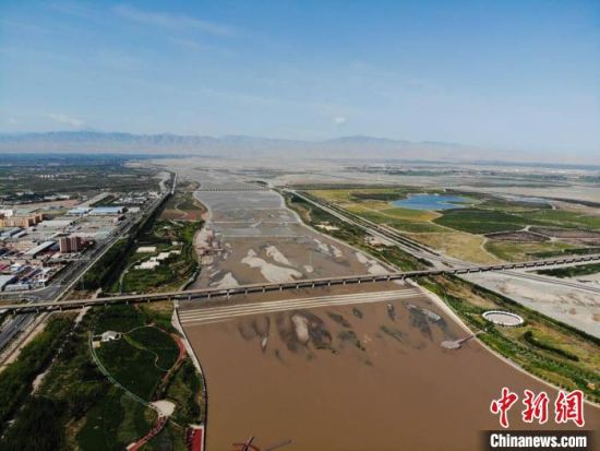 2020年7月中旬，经修复后的甘肃张掖市甘州区黑河河道生态环境良好，形成天然氧吧。(资料图) 杨艳敏 摄