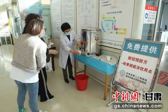图为甘肃省第二人民医院在医院门诊大厅内和医院大门前设置“免费饮用点”，为医务人员、就诊患者及陪员、路过群众免费发放。