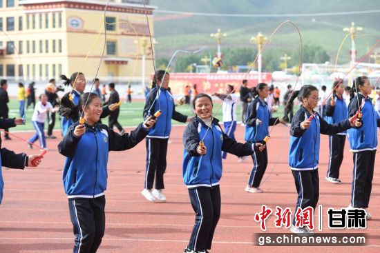 2020年6月20日，甘�C省甘南藏族自治州碌曲�h藏族中�W�W生�M行跳�K�� 。�钇G敏 �z