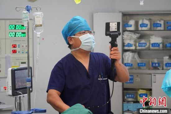 手术中，麻醉医师王迎斌要时刻监测、调整、维持患者生命体征的平稳，确保手术顺利完成，重要性不言而喻。　九美旦增 摄