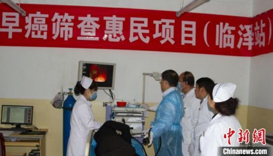 2016年，兰大二院医护团队在甘肃临泽为目标人群做胃镜检查。(资料图) 兰大二院供图
