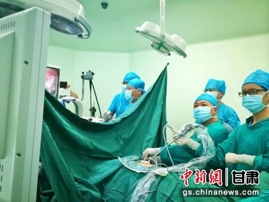 近日，兰州大学第一医院胸外科韩彪主任医师团队完成了甘肃省首例“双镜联合”治疗食管平滑肌瘤
