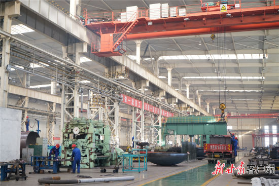 兰石重装炼化公司装焊一车间生产繁忙。新甘肃·甘肃日报记者 王占东 摄