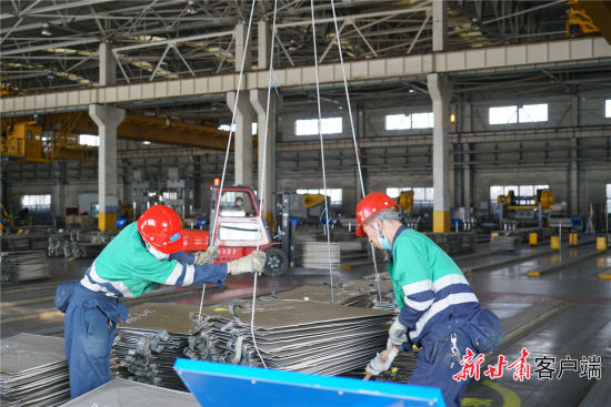 金川集团镍冶炼厂成品车间，工人正在转运大板镍。新甘肃·甘肃日报记者 王占东 摄