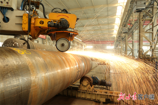 3月9日，兰石集团重装炼化公司车间内，自动化设备正在打磨筒体环缝。
