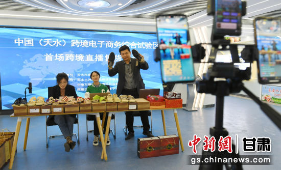 图为工作人员在直播中介绍天水生产的麻鞋。