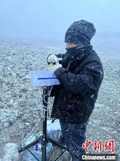 图为年轻的科考队员汪文强冒雪在海拔5200米的珠峰大本营进行换膜工作。　兰州大学供图