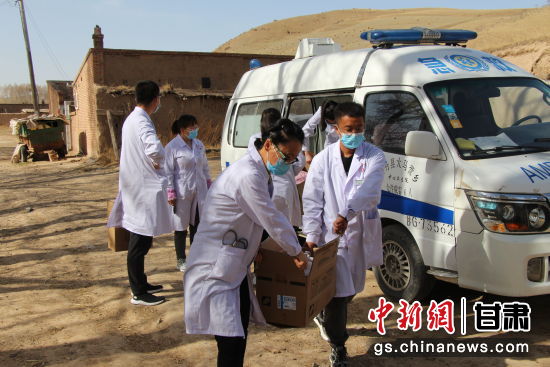 山丹县大马营镇卫生院医务人员携带医疗设备进村入户。山丹县大马营镇卫生院供图