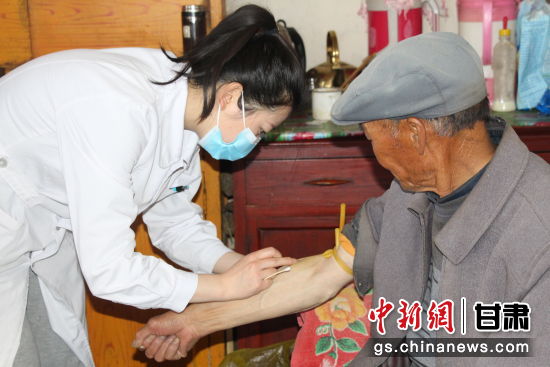 医务人员为辖区村民进行上门义诊。山丹县大马营镇卫生院供图