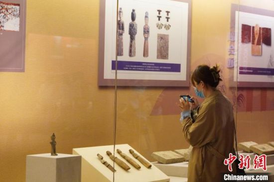 图为游客在博物馆内有序参观，感受五凉文化。　九美旦增 摄
