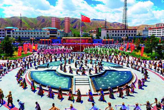 甘肃武威市天祝藏族自治县举行“欢乐藏乡・和谐天祝”万人锅庄舞表演。中共甘肃省委统战部供图