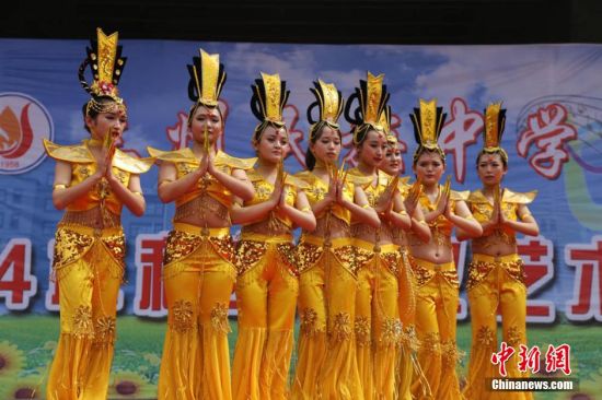 兰州校园的学生版舞蹈千手观音-甘肃新闻网