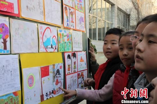 甘肃小学生画画唱歌学宪法知识-甘肃新闻网