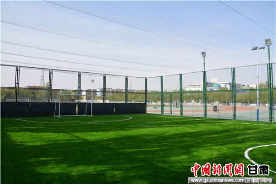 图:瓜州县首个笼式足球场建成投用-甘肃新闻网