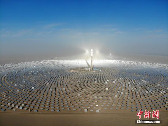 中国建成首个百兆瓦级熔盐塔式光热电站