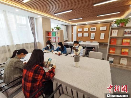 近日，在国网甘肃电力党校职工书屋，正在举行青年职工读书交流活动。　徐雪 摄